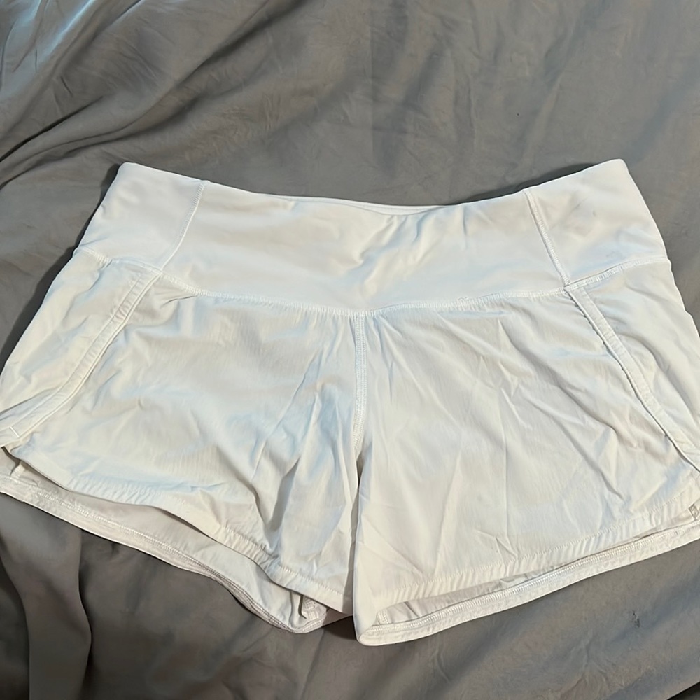 white lululemon speed up low rise shorts in size 6, 2.5”